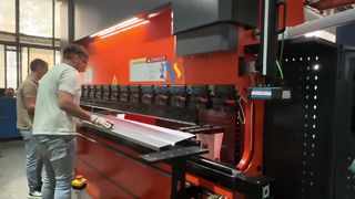 110ton Hybrid Press Brake 8+1 Axes Delem 66T Controller dari Romania Inspeksi Pelanggan